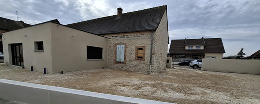 Extension moderne d’une maison traditionnelle
