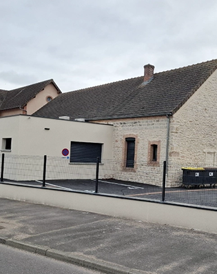 Chef de projet bâtiment supervisant les travaux dans un local professionnel mobile