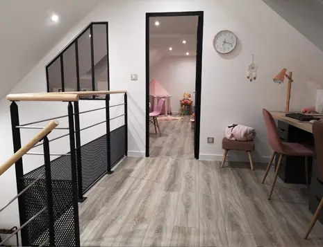 Plan de construction sur une table avec casque de chantier mobile