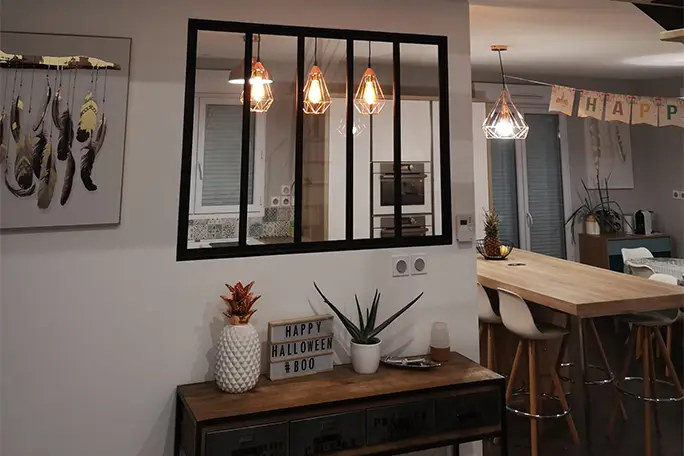 Maître d’œuvre supervisant la rénovation complète d’une habitation