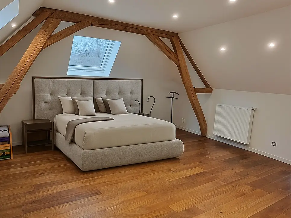 Maître d’œuvre vérifiant les fondations d’une maison individuelle mobile